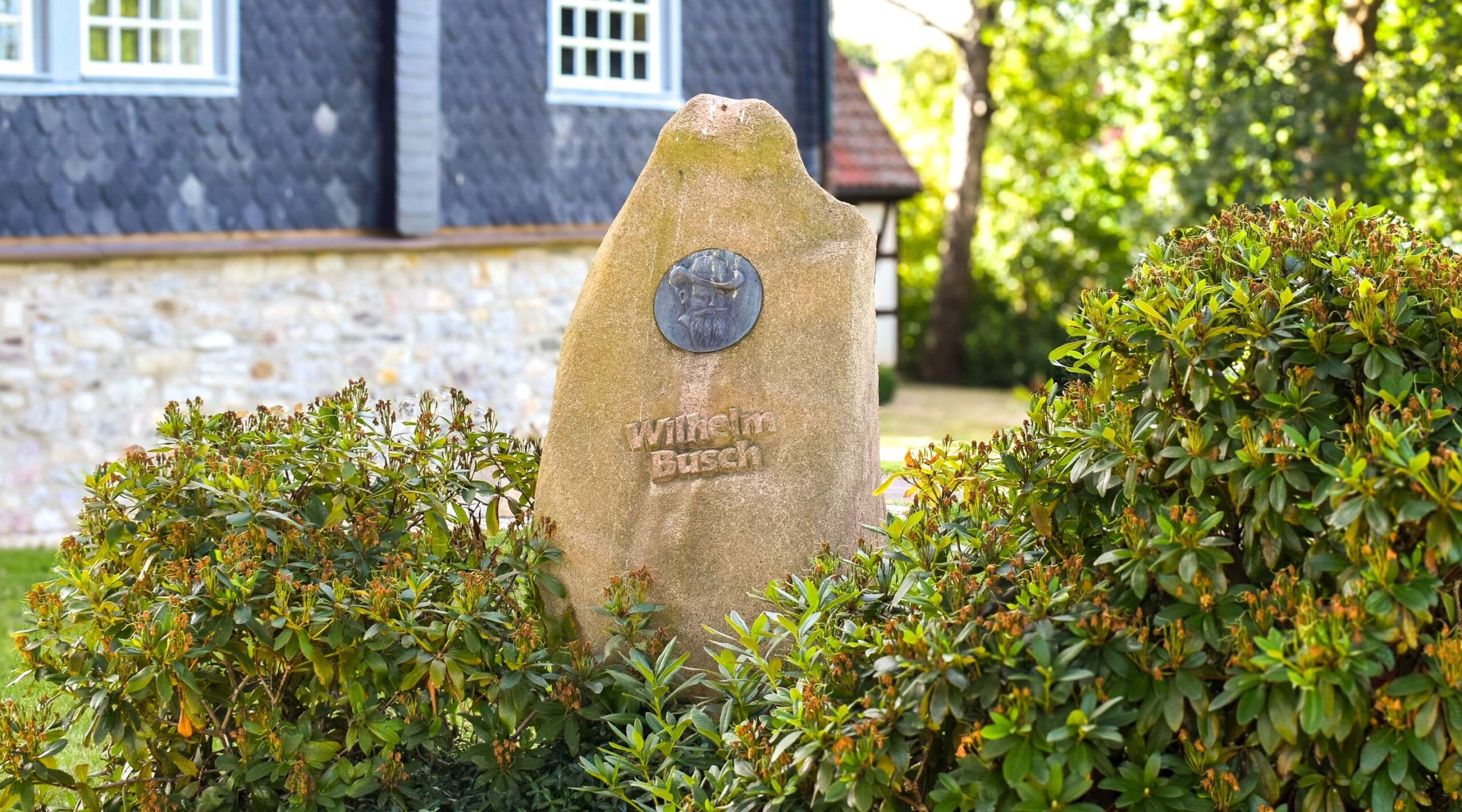 Wilhelm-Busch-Gedenkstein auf dem Kirchhof St. Pankratius in Hattorf